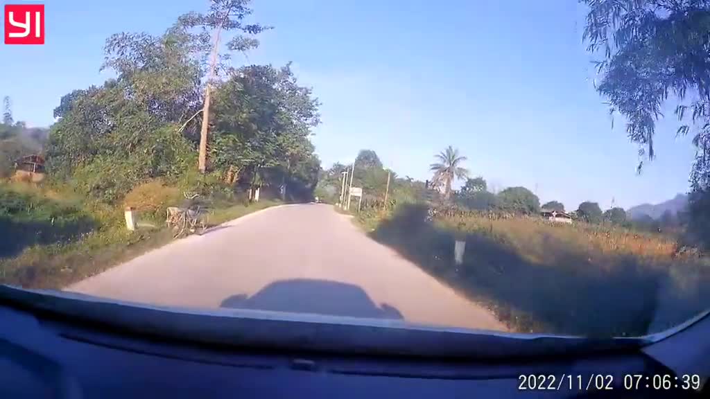 Mới- nóng - Video: Tài xế phóng xe đuổi cướp như phim hành động