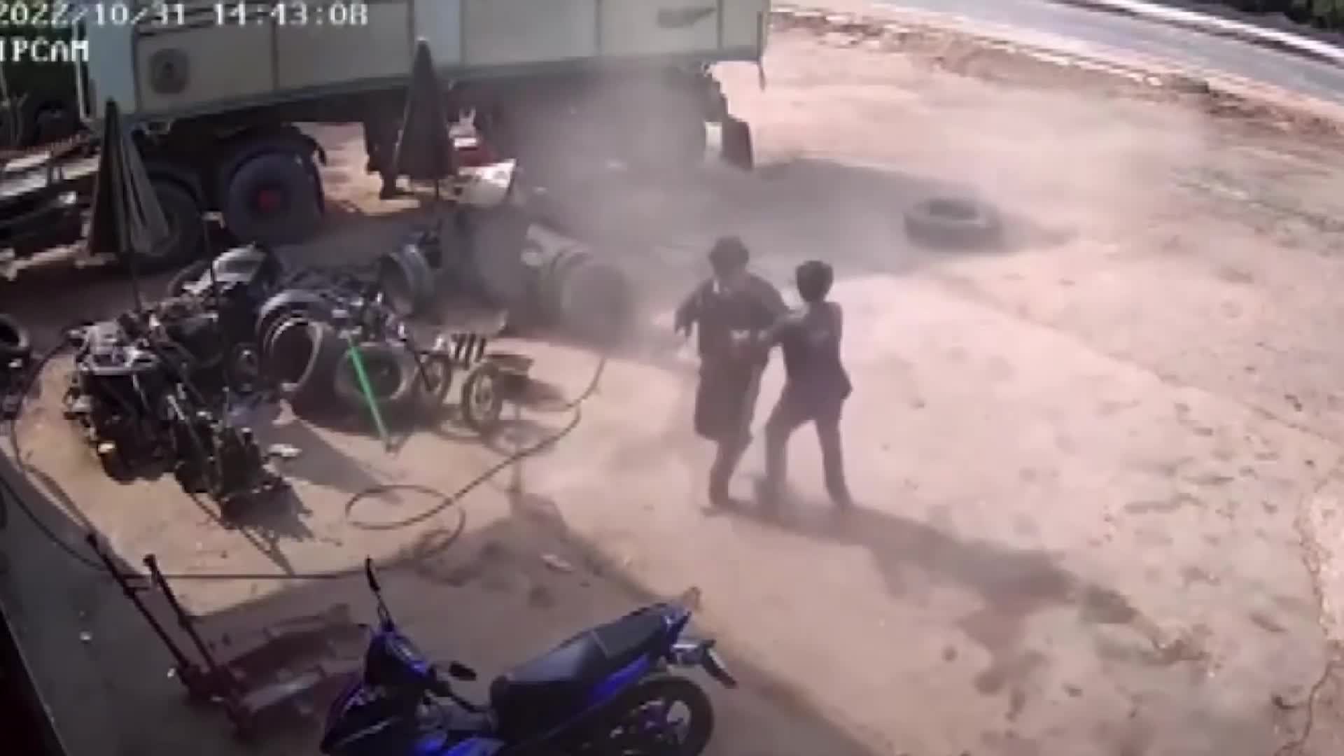 Video - Clip: Bánh xe phát nổ, nam nhân viên văng ra xa 