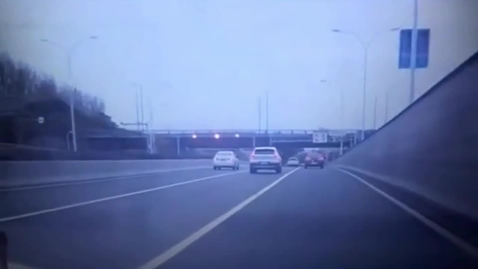 Video - Clip: Kinh hoàng cảnh Porsche đâm vào lan can rồi rơi khỏi cầu vượt