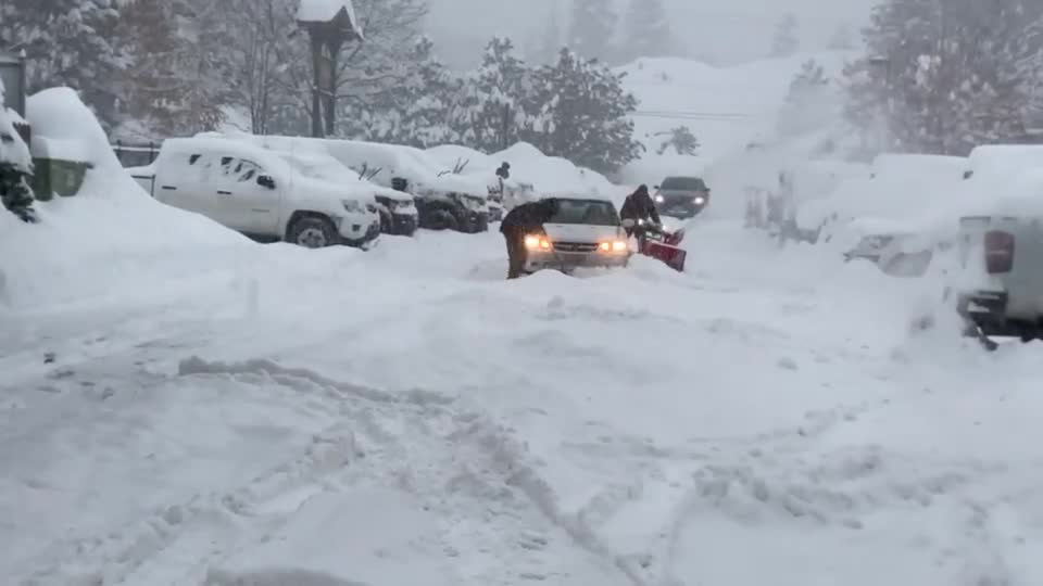 Video - Clip: Người dân giúp du khách bị mắc kẹt vì bão tuyết