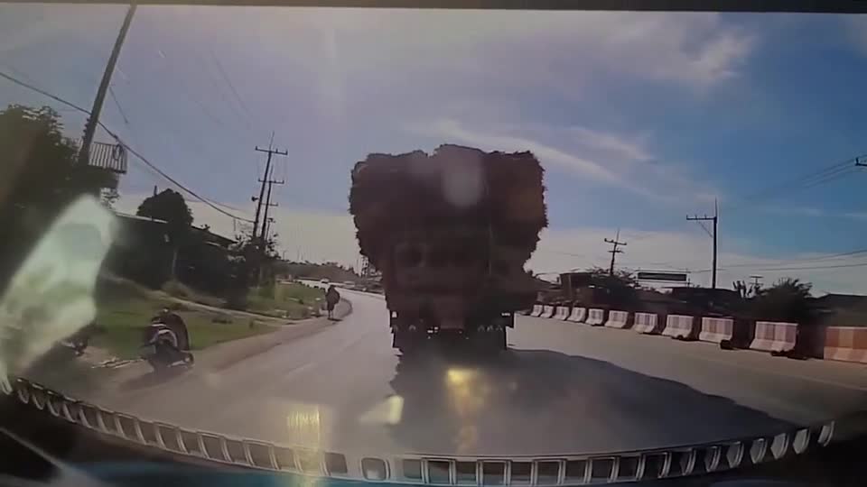 Video - Clip: Cận cảnh xe 'hổ vồ' rơi hàng đè bẹp chiếc xe xịn trên đường (Hình 2).