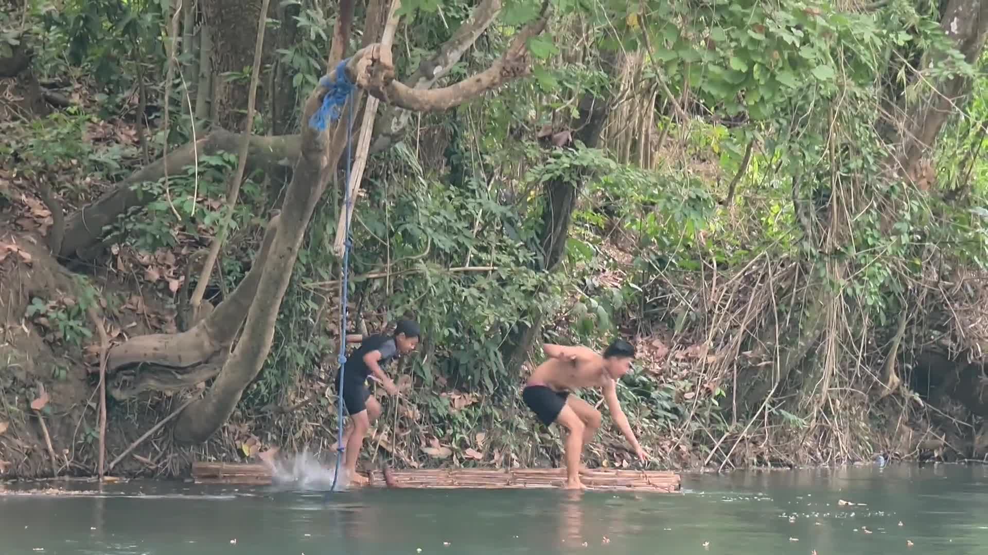 Video - Clip: Hoảng hồn phát hiện rắn bất ngờ rơi từ trên cây xuống chỗ 2 đứa trẻ đang chơi dưới sông