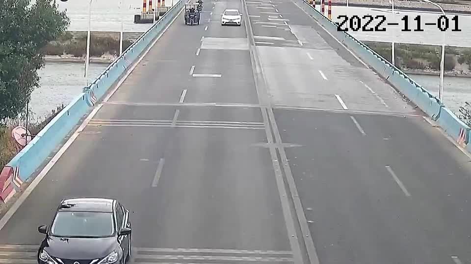 Video - Clip: Tấm ván bay khỏi xe tải, đập trúng đầu người đàn ông đi xe máy