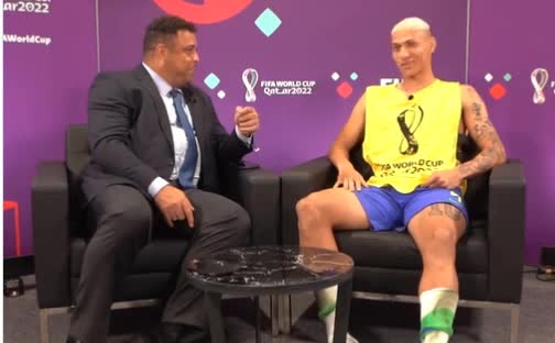 Video - Clip: Richarlison dạy huyền thoại Ronaldo nhảy ăn mừng sau trận thắng Hàn Quốc