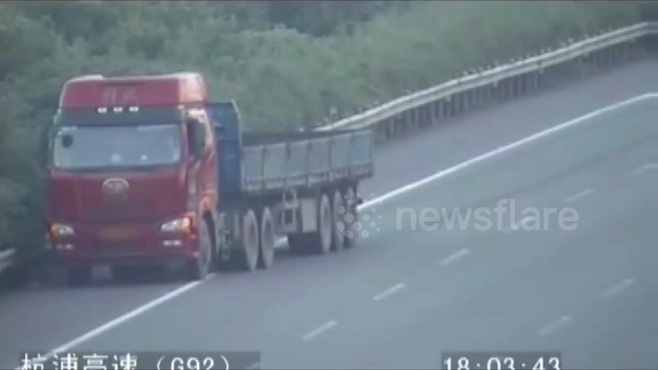 Video - Clip: Tông vào đuôi xe tải, xe chở hóa chất nát đầu trên đường cao tốc
