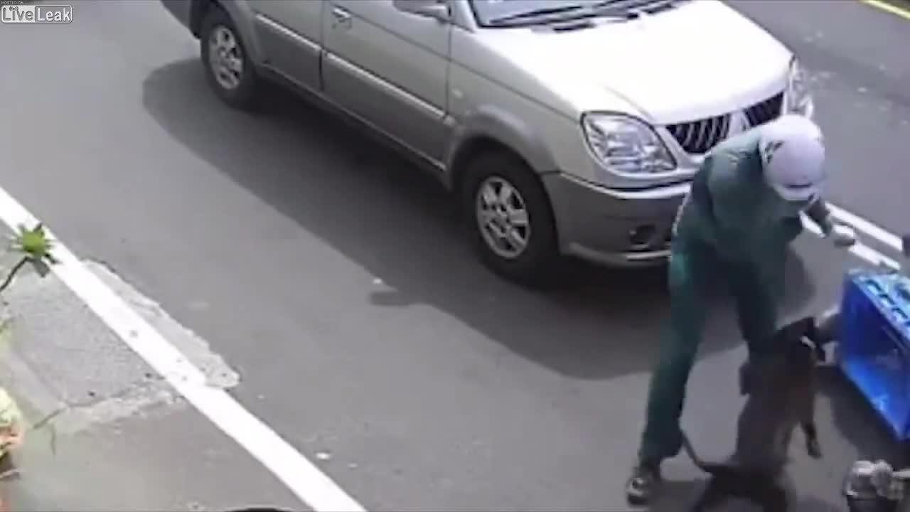 Video - Clip: Nam thanh niên bị chó Pitbull tấn công, cắn rách quần giữa phố