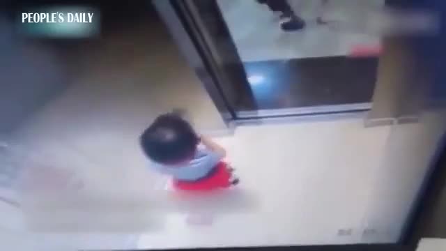 Video - Clip: Chị gái nhanh trí cứu em thoát tư thế treo cổ trong thang máy