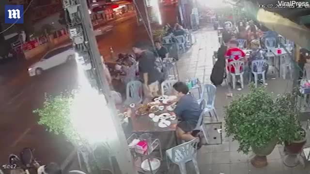 Video - Clip: Xin số không được, thanh niên tức tối đổ bia lên đầu gái xinh