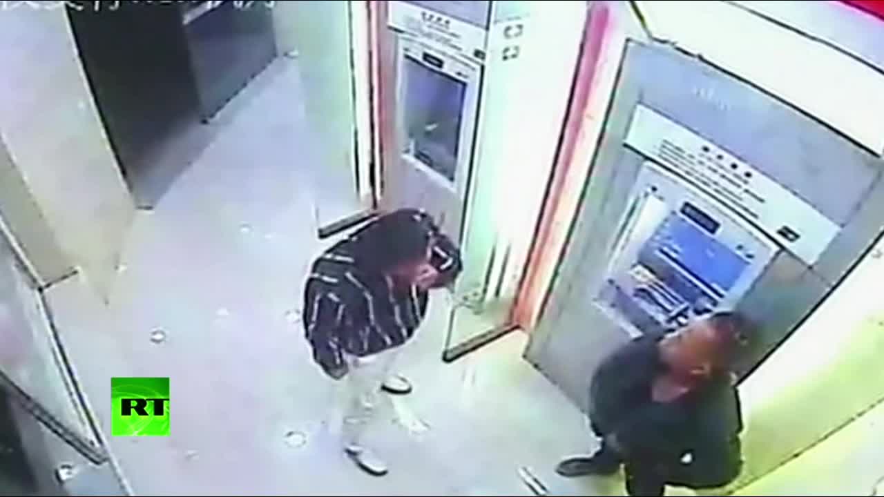 Video - Clip: Gặp đúng 'cao thủ', tên cướp bị người đàn ông đấm gục