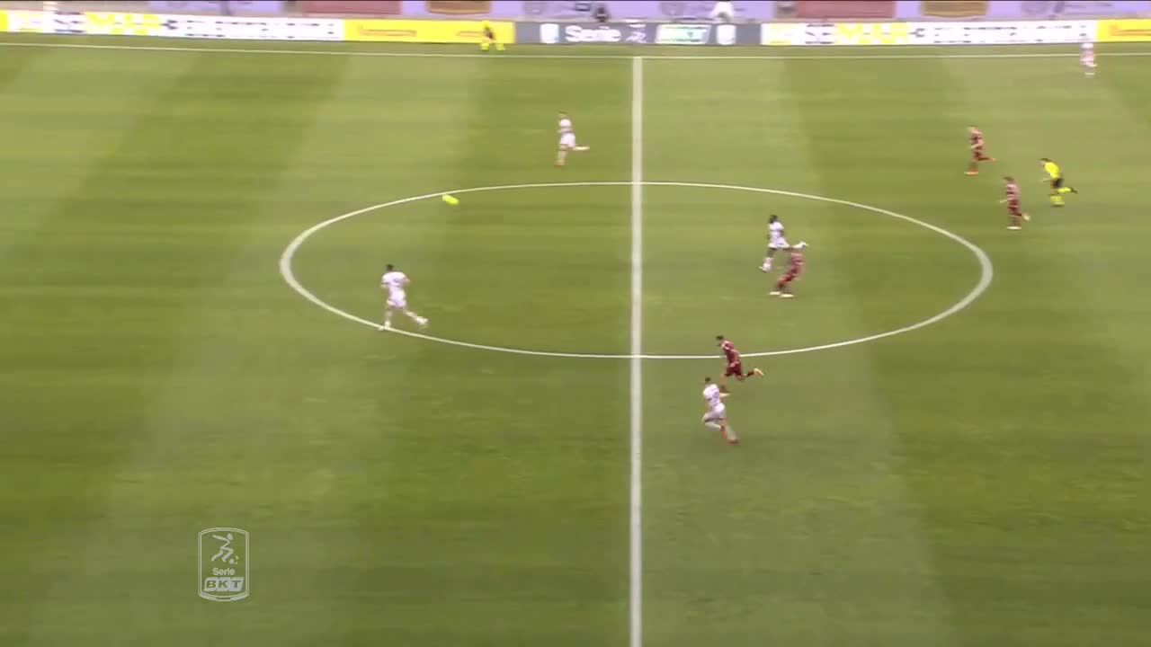 Video - Clip: Thủ môn bất lực đứng nhìn cầu thủ ghi bàn từ cự ly 55 mét