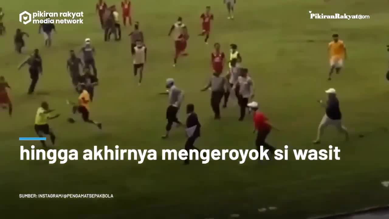 Video - Clip: Cầu thủ tung 'liên hoàn cước' rượt đánh trọng tài ngay trên sân
