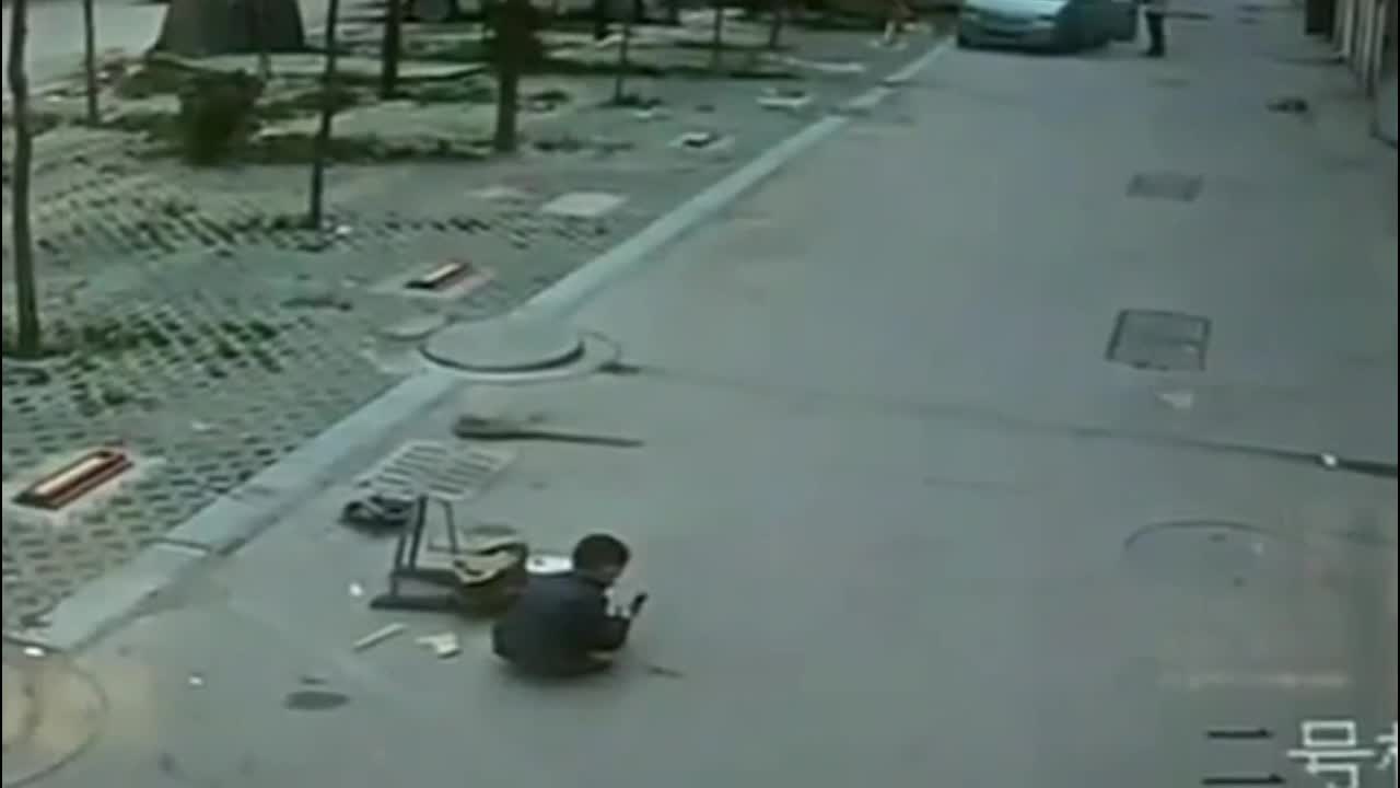 Video - Clip: Bị ô tô 'nuốt chửng', bé trai vẫn thoát chết thần kỳ