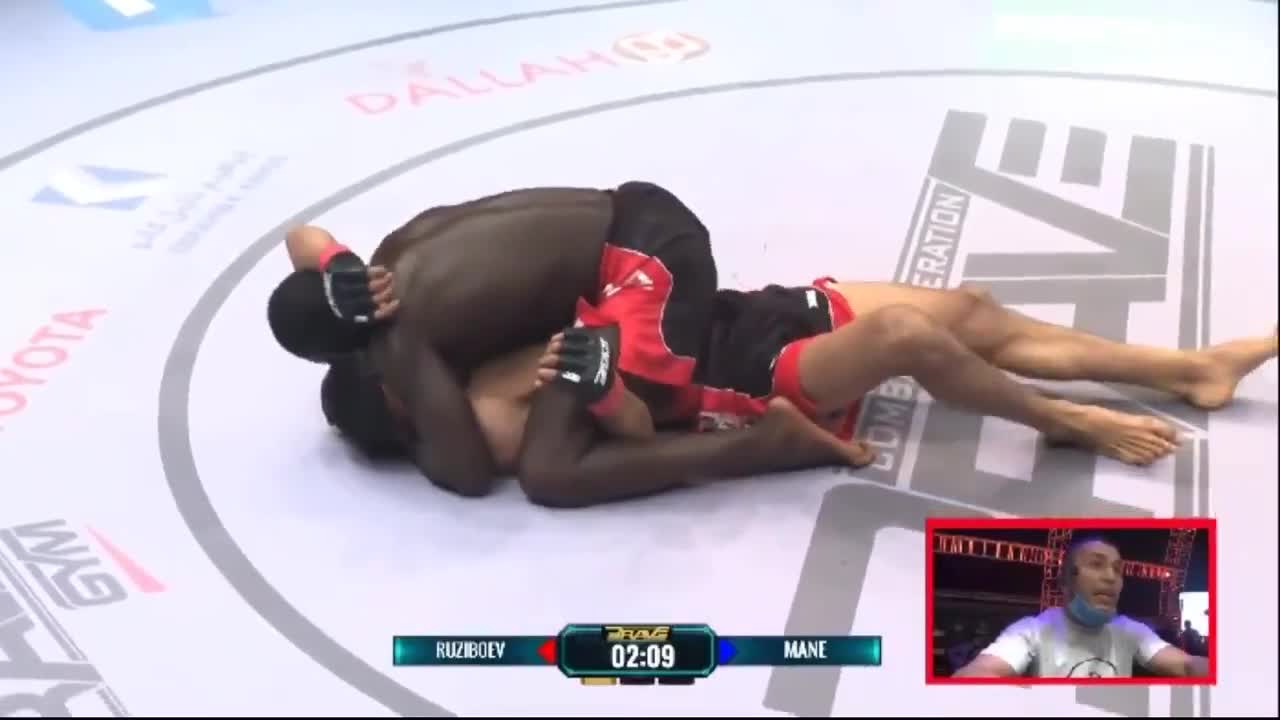 Video - Clip: Dính đòn khóa hiểm, võ sĩ MMA vẫn có màn 'lật kèo' ngoạn mục