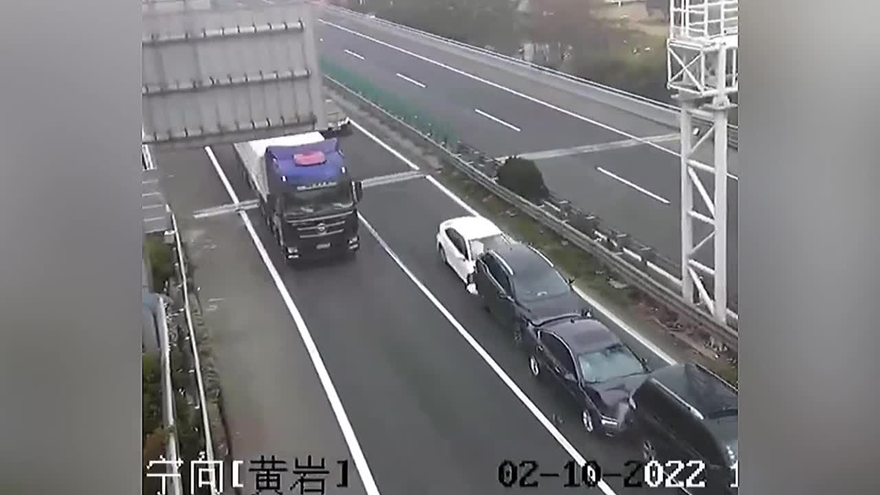 Video - Clip: Không giữ khoảng cách, 5 ô tô tông nhau liên hoàn trên cao tốc