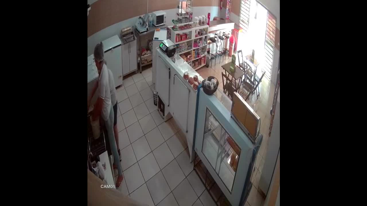 Video - Clip: Bị cướp cầm súng uy hiếp, cô gái phản ứng cực gắt và cái kết
