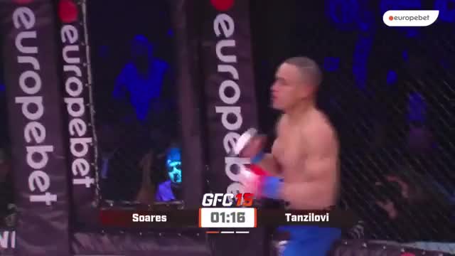 Video - Clip: Tung cú đá tuyệt đỉnh, võ sĩ MMA khiến đối thủ ngất xỉu