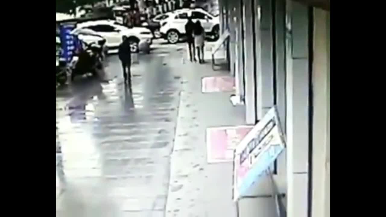 Video - Clip: Giật túi xách của cô gái, tên cướp bị 'soái ca' đánh bầm dập