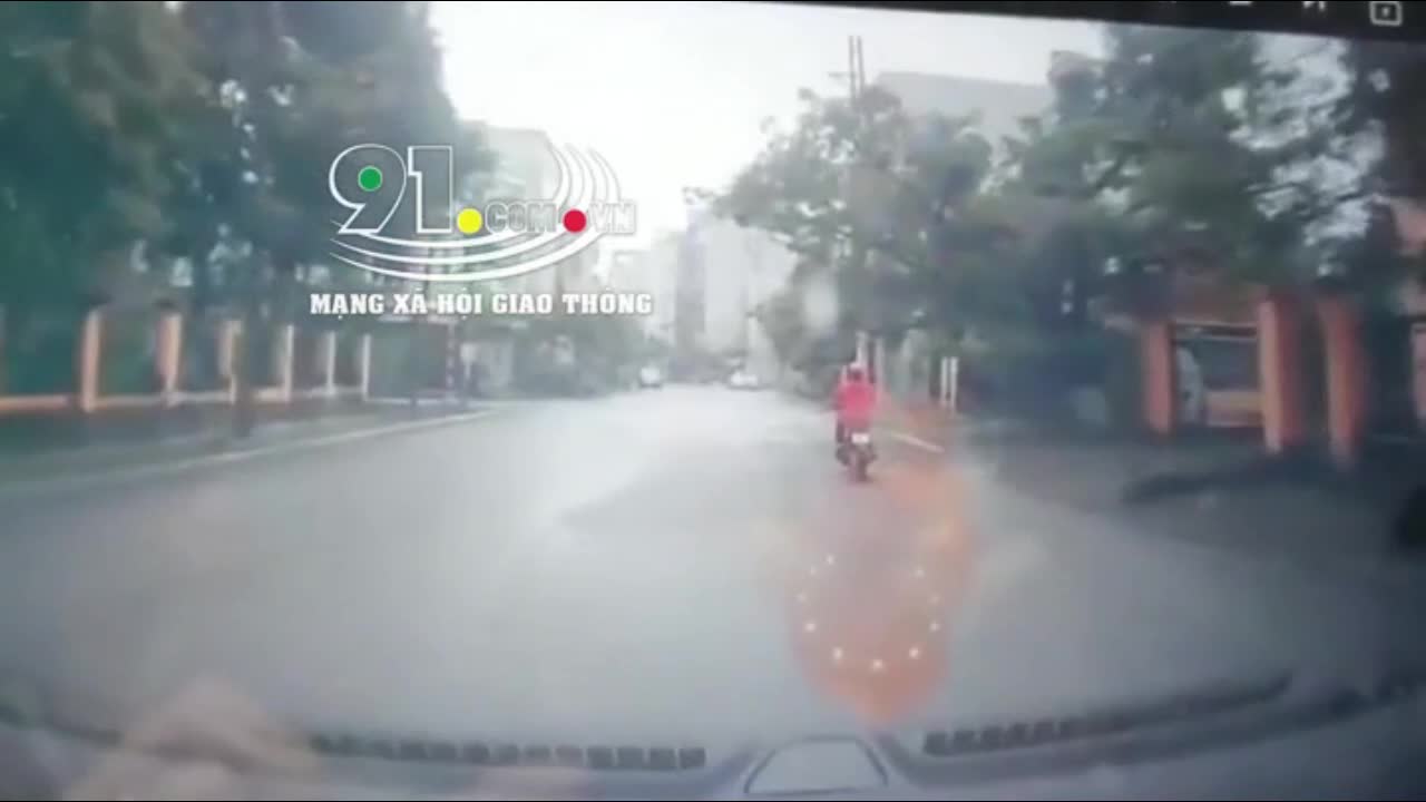 Video - Clip: Mải dùng điện thoại, người đi xe máy đâm thẳng vào đầu ô tô