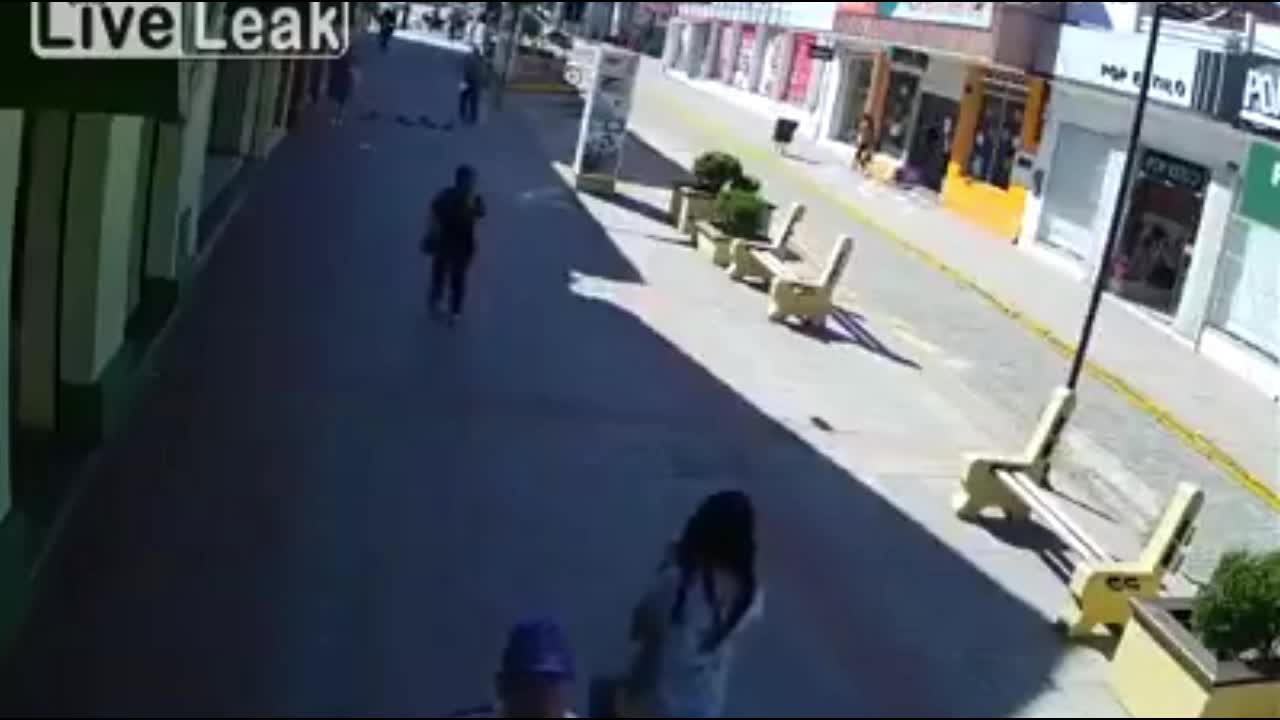 Video - Clip: Cướp chạy bộ giật phăng túi xách, kéo ngã cô gái trên phố