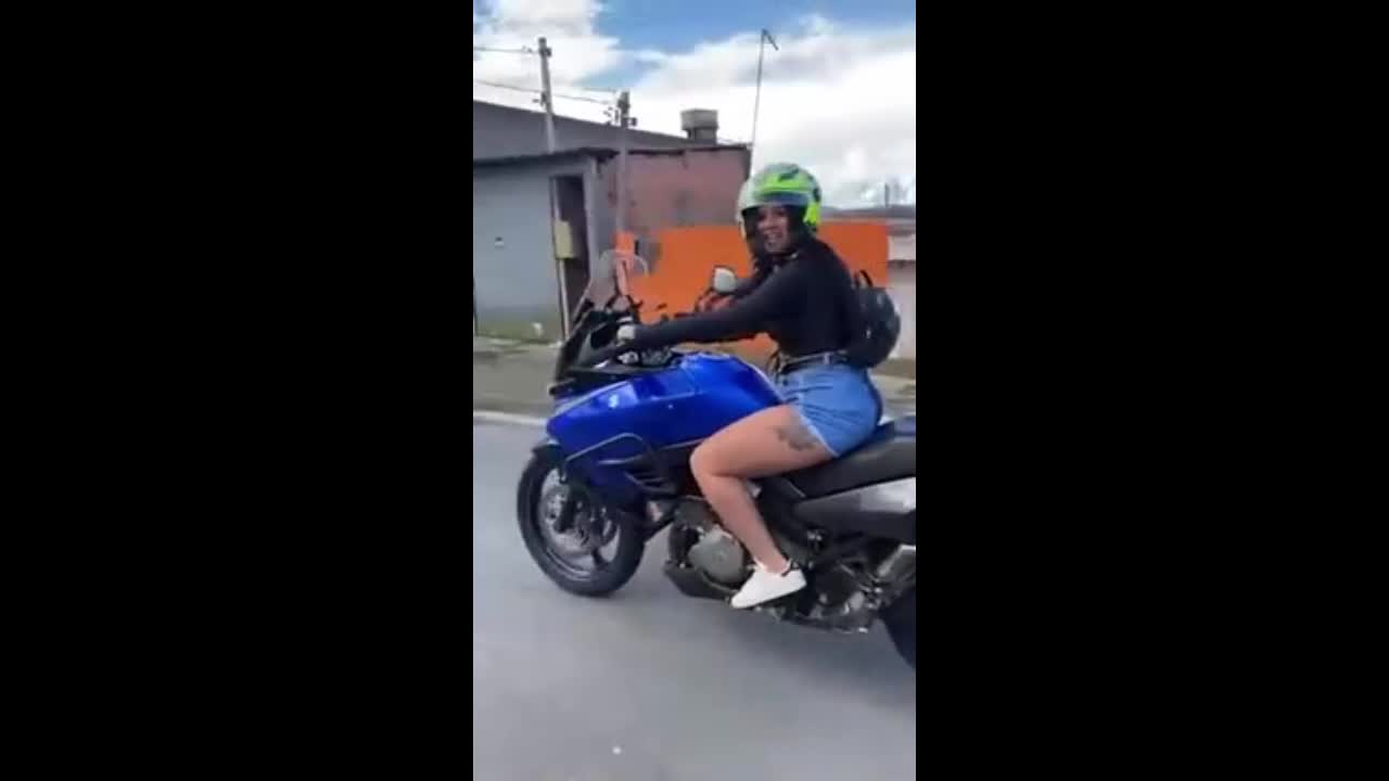 Video - Clip: Chạy mô tô đánh võng trên đường, nữ 'quái xế' nhận ngay kết đắng