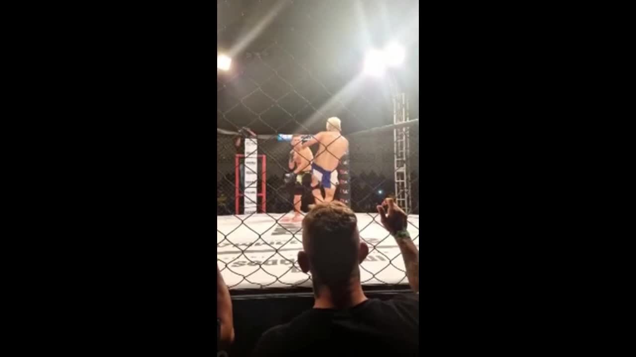 Video - Clip: Cụt tay, võ sĩ MMA vẫn hạ knock out đối thủ bằng đòn đá thần sầu