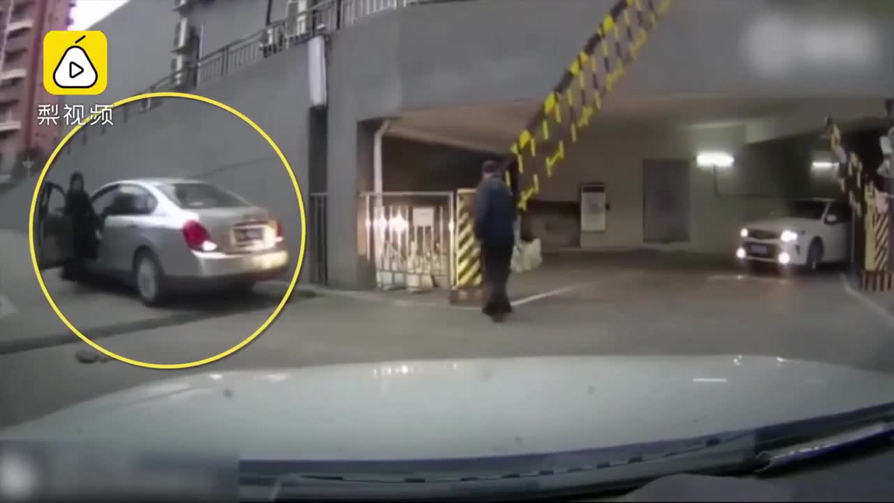 Video - Clip: Cài nhầm số, nữ tài xế bị ô tô chèn gãy chân