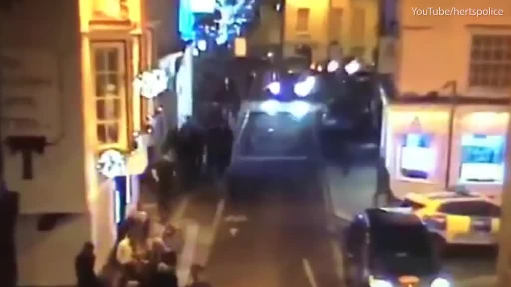 Video - Clip: Cô gái tung 'chiêu độc' giúp cảnh sát tóm gọn nghi phạm trên phố