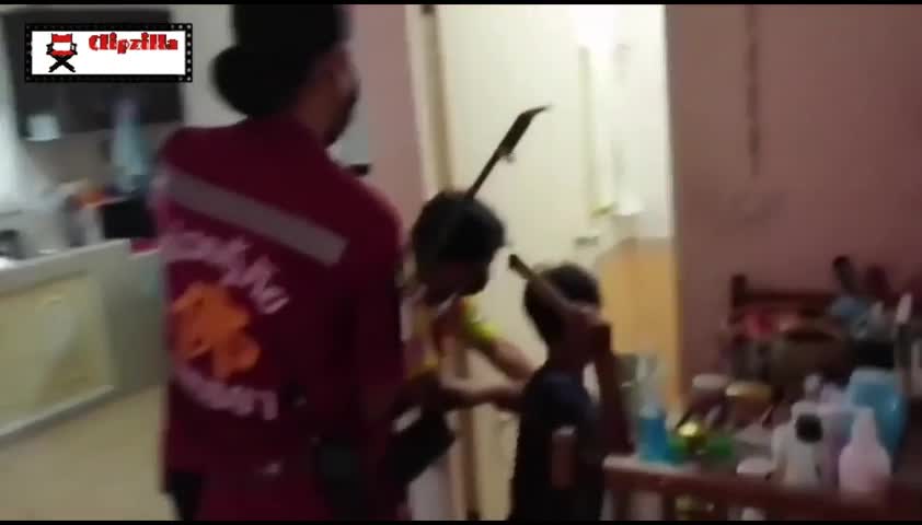 Video - Clip: Đang học online, bé gái tá hỏa phát hiện rắn hổ mang bò vào nhà