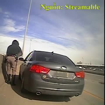 Video - Clip: Đang bị cảnh sát xử phạt, ô tô bị tông văng trên cao tốc