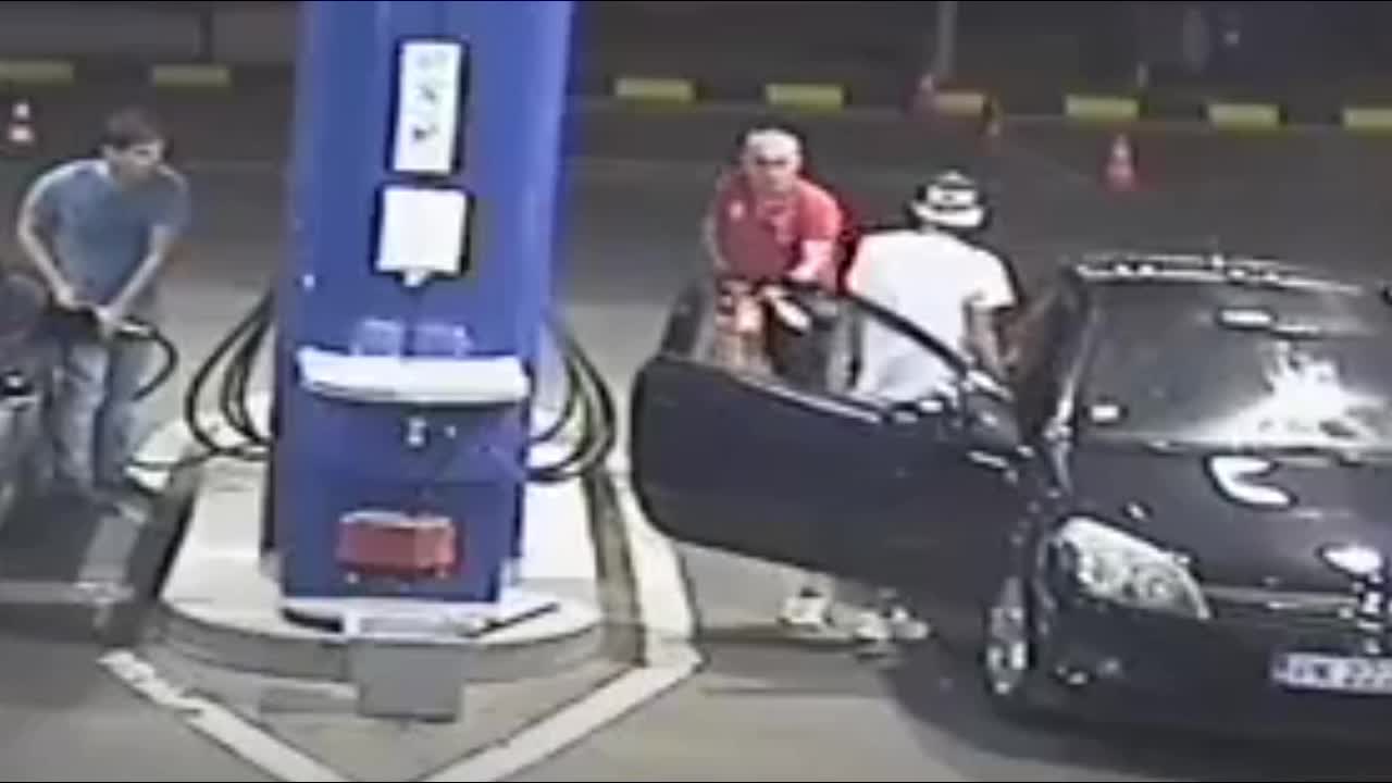Video - Clip: Hút thuốc ở trạm xăng, thanh niên bị xịt bình cứu hỏa vào người