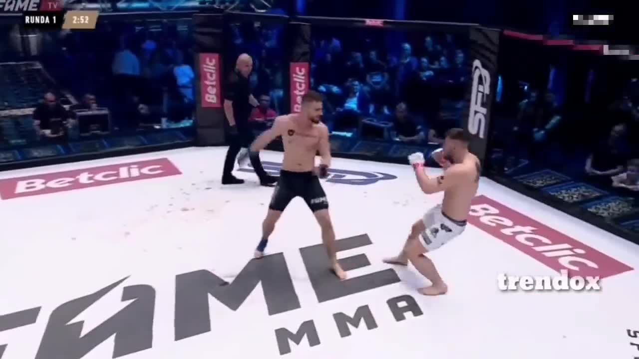 Video - Clip: Sút vào mặt đối thủ rồi ăn mừng quá sớm, võ sĩ MMA nhận kết đắng