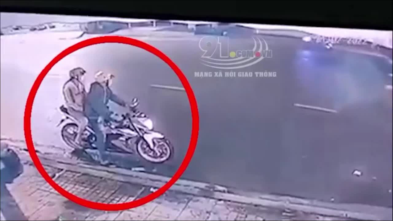 Video - Clip: Phóng kinh hoàng, xe máy kẹp 3 húc đôi nam nữ bay xuống đường