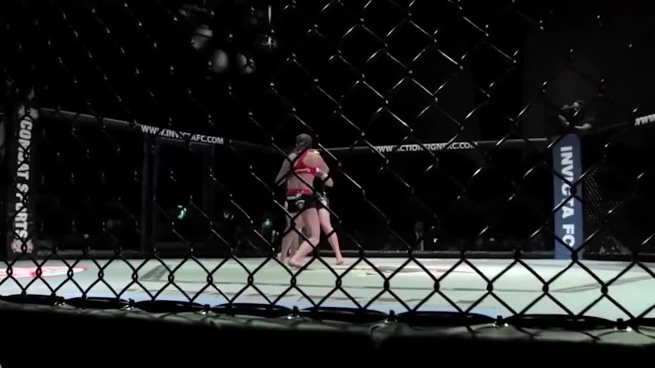 Video - Clip: Phi thân nhanh như chớp, đả nữ MMA hạ gục đối thủ trong 12 giây