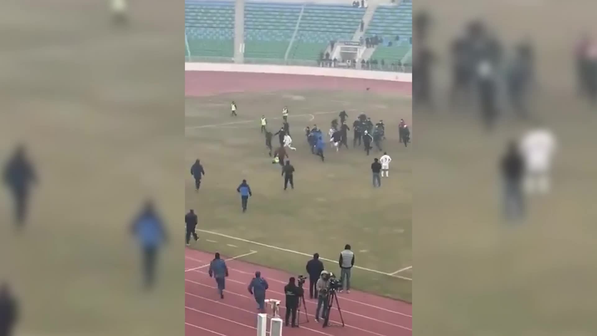 Video - Clip: Cay cú vì thua trận, cầu thủ song phi đạp ngã trọng tài trên sân