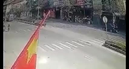 Video - Clip: Khoảnh khắc 4 xe ô tô tông nhau liên hoàn ở Thái Nguyên