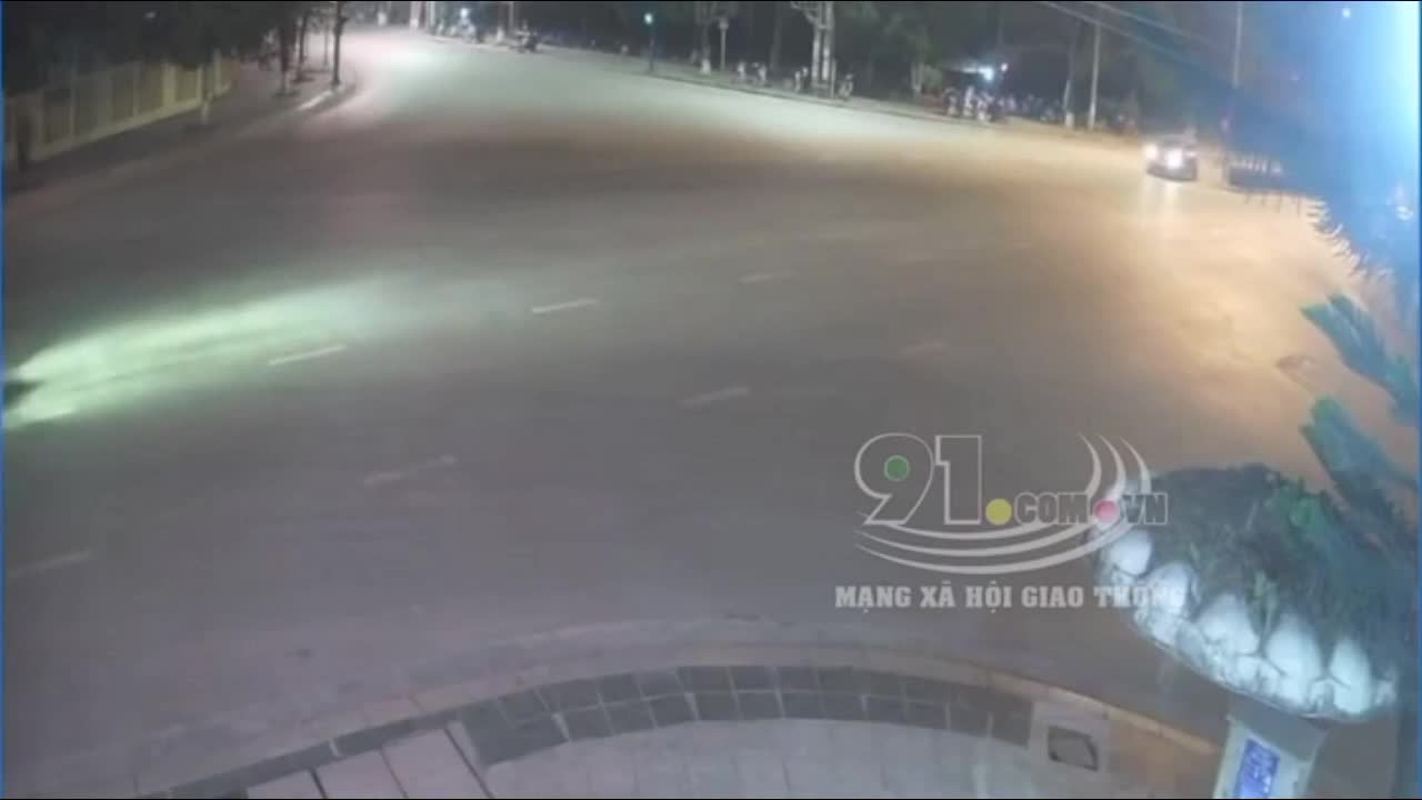 Video - Clip: Phóng bạt mạng qua ngã tư, nam thanh niên tông thẳng vào đầu ôtô