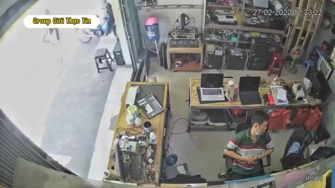 Video - Clip: Ngủ say, chủ cửa hàng bị trộm lẻn vào cuỗm Macbook giữa ban ngày
