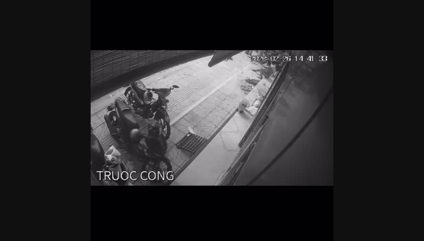 Video - Clip: Mảng bê tông đổ sập, đè trúng 2 người đang ngồi trước cửa nhà