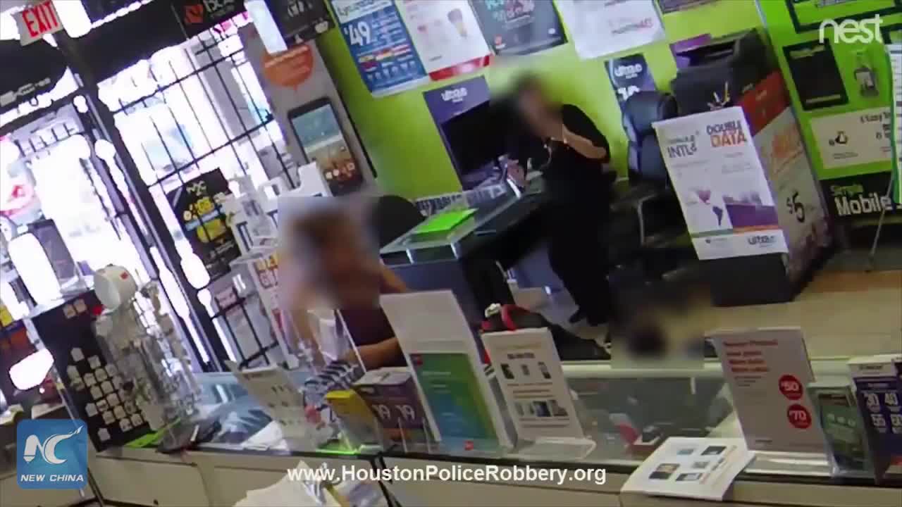 Video - Clip: Nữ nhân viên 'cao tay' nhốt tên cướp trong cửa hàng và cái kết