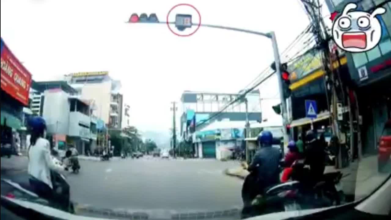 Video - Clip: Cố tình vượt đèn đỏ, người đàn ông suýt mất mạng dưới gầm xe tải