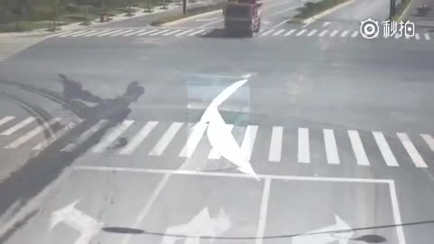 Video - Cố tình vượt đèn đỏ, người đàn ông suýt bị bánh xe tải cán trúng