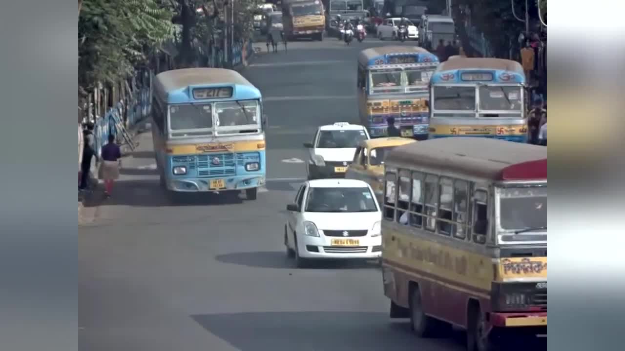 Video - Clip: Xe buýt nổ lốp lật nghiêng trên đường, hàng chục người bị thương