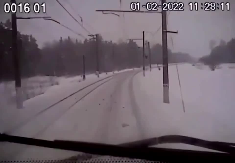 Video - Clip: Công nhân sửa đường sắt bỏ chạy thục mạng khi thấy tàu lao tới