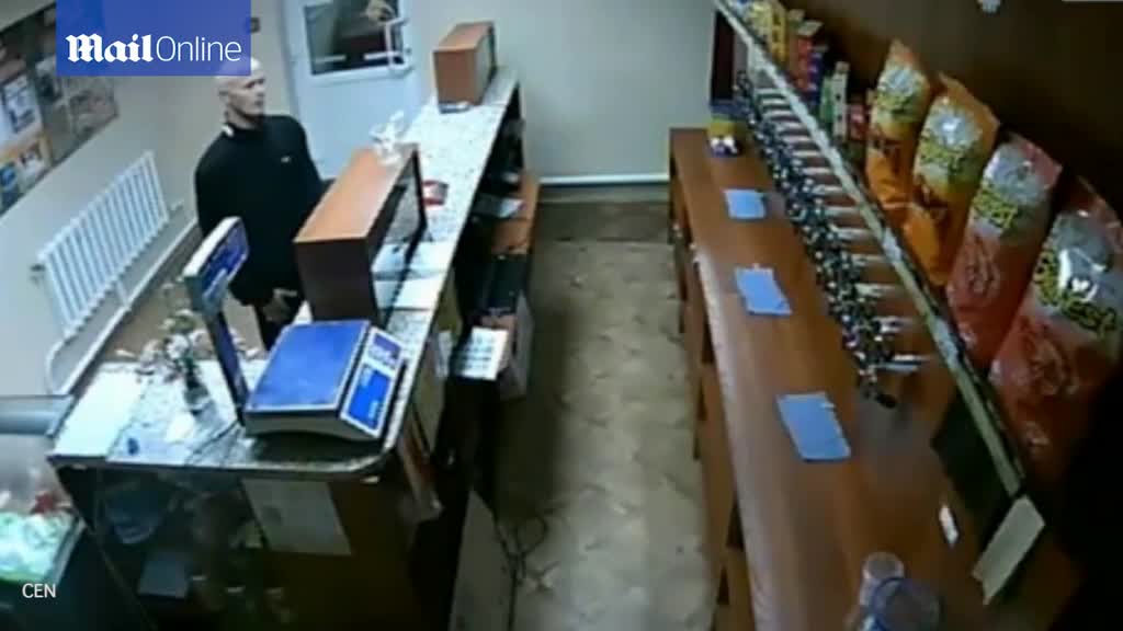 Video - Clip: Bị cướp mang súng AK đe dọa, người phụ nữ 'phản đòn' cực gắt