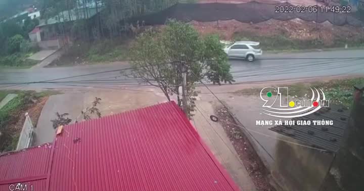 Video - Clip: Khoảnh khắc xe Toyota Fortuner bất ngờ lật phơi bụng trên đường