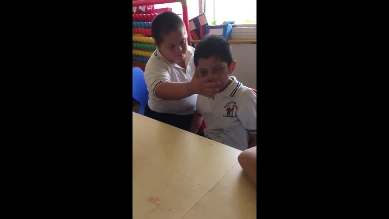 Video - Clip: Rơi nước mắt cảnh cậu bé bị Down an ủi bạn tự kỷ trong lớp