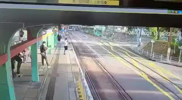 Video - Clip: Thua bạc, gã đàn ông vô cớ đẩy ngã người phụ nữ xuống đường ray