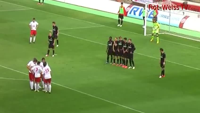 Video - Clip: Pha dàn xếp đá phạt thành bàn 'siêu dị' khiến thủ môn ôm hận