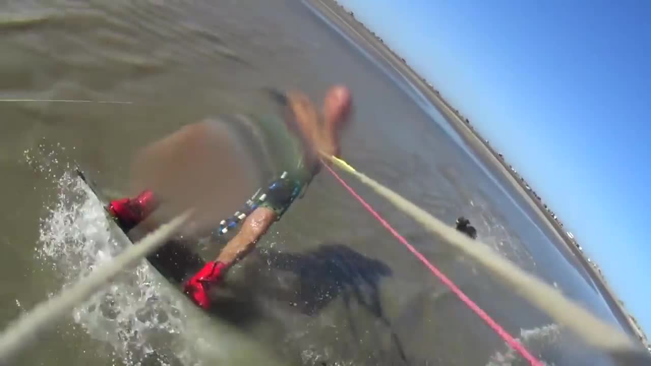 Video - Clip: Đang lướt ván, người đàn ông bị chó Pitbull tấn công kinh hoàng