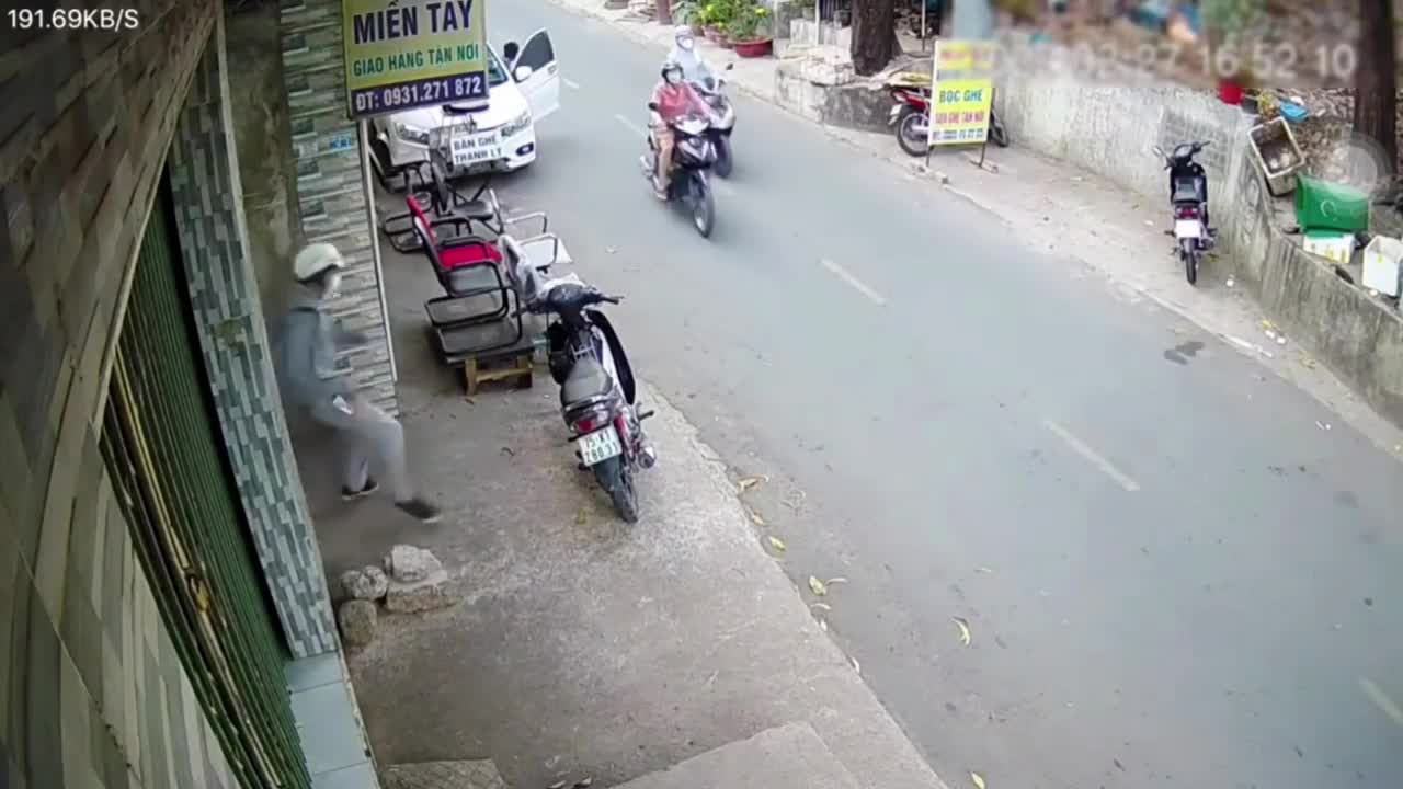 Video - Clip: Chủ nhà tung cú đá 'song phi' hạ gục tên trộm và cái kết bất ngờ 